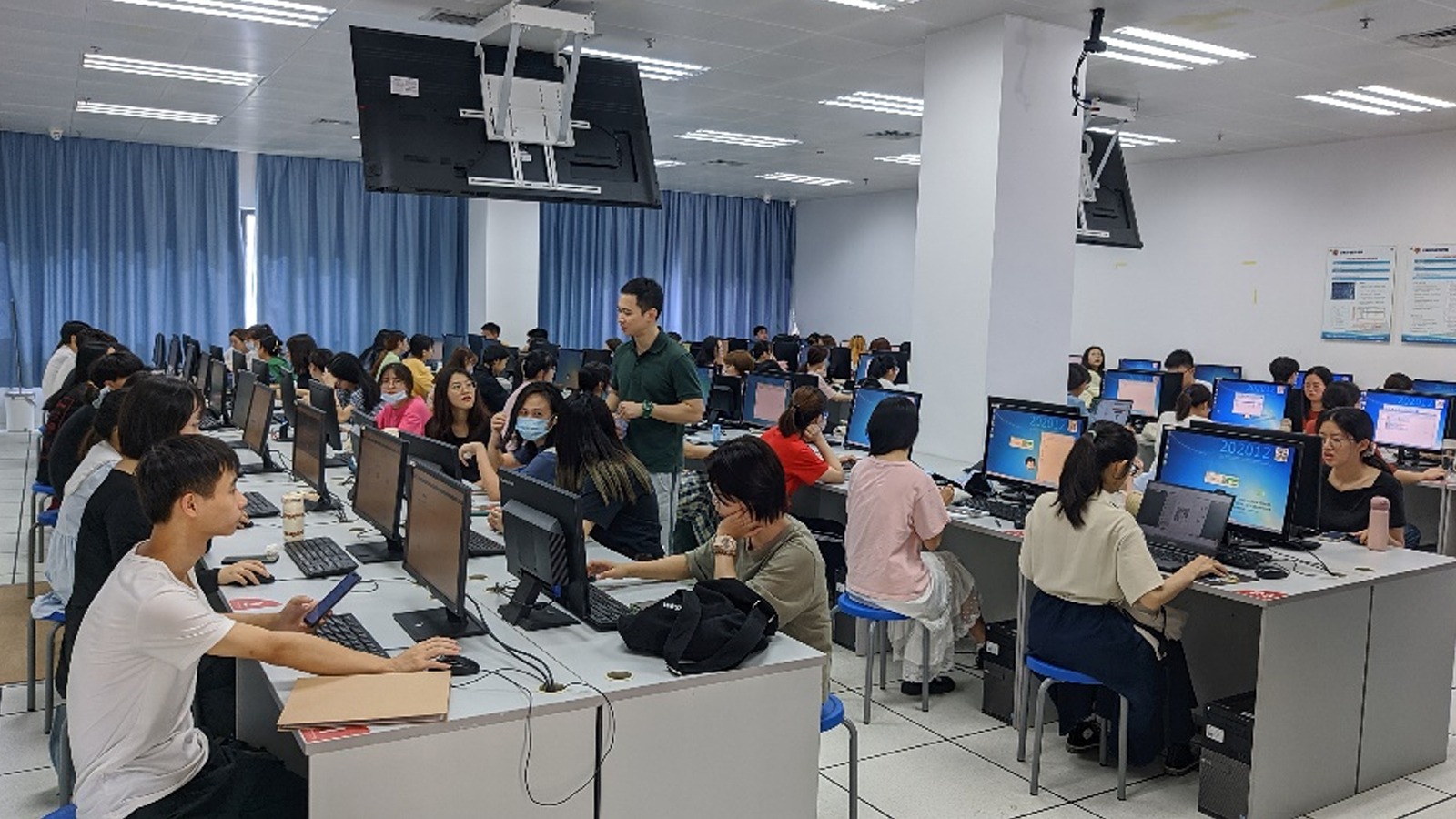 爱情岛论坛
国家级传媒实验教学示范中心“新媒体新技术讲座——H5创意设计短课”顺利举办